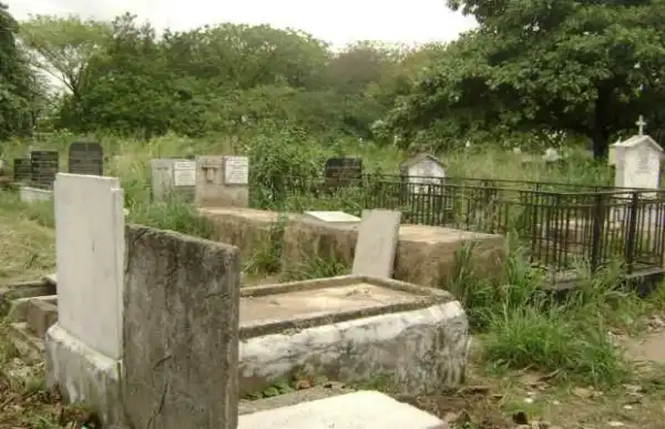 Panic as teenage girl ‘resurrects’ during burial in Delta